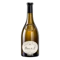 De Ladoucette Baron de L Pouilly-Fumé 2023  De Ladoucette Baron de L Pouilly-Fumé 2023 is geen gewone Sauvignon Blanc uit de Loire. Deze Grande Cuvée verschijnt alleen in oogstjaren die De Ladoucette goed genoeg acht. Bovendien gebruikt het domein uitsluitend de eerste persing van de druiven. Daarmee krijgt Baron de L vanaf het begin een uitzonderlijke positie binnen Pouilly-Fumé.  De wijn bestaat voor 100% uit Sauvignon Blanc en komt uit de historische wijngaarden rond Château du Nozet. Klei en kalksteen bepalen hier mede het karakter van de wijn. De vinificatie verloopt volledig zonder hout, waardoor frisheid, aroma en mineraliteit centraal blijven staan.  Baron de L 2023 heeft een goudgele kleur met groenige reflecties. De geur is verfijnd en aromatisch, met rijp wit fruit en een duidelijke minerale indruk. Daarnaast verschijnen subtiele kruidige nuances.  In de mond combineert de wijn frisheid met concentratie en een ronde structuur. Rijp fruit krijgt tegenwicht van uitgesproken mineraliteit, waardoor de wijn levendig blijft. De afdronk is lang, precies en mineraal. Juist die combinatie van kracht en verfijning geeft Baron de L zijn gastronomische karakter.  Pouilly-Fumé en Château du Nozet  Baron de L komt uit Pouilly-Fumé, aan de oostelijke zijde van de Loire. De appellatie omvat onder meer Pouilly-sur-Loire, Saint-Andelain en Tracy-sur-Loire. Ook de wijngaarden van Château du Nozet liggen binnen dit gebied.  De bodems bevatten zowel klei als kalksteen. Volgens De Ladoucette dragen beide bodemtypen bij aan het verfijnde karakter van Baron de L. Zo krijgt de Sauvignon Blanc niet alleen frisheid, maar ook structuur en een uitgesproken minerale dimensie.  De geschiedenis van Château du Nozet en de familie Lafond gaat terug tot het einde van de achttiende eeuw. Comte Lafond verwierf het château en de omliggende wijngaarden. Zijn familie bouwde daar verder aan een naam die nauw verbonden raakte met Pouilly-Fumé.  Baron de L: alleen in de beste oogstjaren  Baron de L neemt een bijzondere plaats in binnen De Ladoucette. Het domein maakt deze Grande Cuvée uitsluitend wanneer het oogstjaar aan de eigen kwaliteitscriteria voldoet. Vervolgens gebruikt men alleen sap uit de eerste persing van de druiven.  Dat uitgangspunt geeft de wijn zijn duidelijke identiteit. Baron de L draait niet om kracht door hout of opvallende keldertechnieken. De focus ligt juist op geselecteerd fruit, herkomst en een nauwkeurige vinificatie.  Vinificatie over drie niveaus  Ook de inrichting van de kelder speelt daarbij een belangrijke rol. De vinificatie verloopt over drie niveaus. Bovenin komen de druiven binnen en sorteert De Ladoucette ze zonder ze eerst te kneuzen. Druiven van verschillende percelen blijven daarbij afzonderlijk.  Vervolgens stroomt het sap door zwaartekracht naar het volgende niveau. Pompen en vijzels zijn daardoor niet nodig. Daar vindt de persing plaats en scheidt het domein de verschillende fracties van het sap.  Op het derde niveau volgt de verdere verwerking onder gecontroleerde temperatuur. Deze werkwijze beperkt mechanische behandeling en geeft het wijnhuis veel controle over iedere stap van het proces.  Langzame vergisting en rijping op de lie  De vergisting vindt plaats in temperatuurgecontroleerde roestvrijstalen tanks bij circa 18 °C. Ze duurt ongeveer zes tot acht weken. Daarmee kiest De Ladoucette voor een relatief langzame en nauwkeurige vergisting.  Daarna rijpt Baron de L drie tot zes maanden op de lie. Tijdens deze periode brengt het wijnhuis de lie regelmatig in beweging. Dit geeft de wijn meer textuur en complexiteit, zonder de frisse stijl te verliezen.  Houten vaten komen niet aan de vinificatie te pas. De Ladoucette kiest daar bewust voor om de natuurlijke aroma’s van de Sauvignon Blanc te behouden. Daardoor blijven fruit, frisheid en mineraliteit duidelijk herkenbaar.  Een Pouilly-Fumé voor nu én later  Baron de L 2023 heeft voldoende spanning om jong te drinken, maar beschikt ook over serieus rijpingspotentieel. De technische fiche noemt een bewaartermijn van acht tot tien jaar.  Wie de wijn jong opent, krijgt vooral frisheid, aromatische intensiteit en mineraliteit. Met verdere flesrijping kan de structuur zich geleidelijk verder ontwikkelen. Daarmee is dit zowel een gastronomische wijn voor nu als een interessante fles voor de kelder.  Wat eet je bij Baron de L Pouilly-Fumé 2023?  De combinatie van frisheid, mineraliteit en aromatische intensiteit maakt deze Pouilly-Fumé breed inzetbaar aan tafel. Schaal- en schelpdieren sluiten bijzonder goed aan bij het minerale karakter. Ook geitenkaas vormt een klassieke combinatie met Sauvignon Blanc uit deze streek.  Serveer de wijn rond 8 tot 10 °C, zodat zijn frisse, minerale karakter goed tot zijn recht komt. Vindom.shop