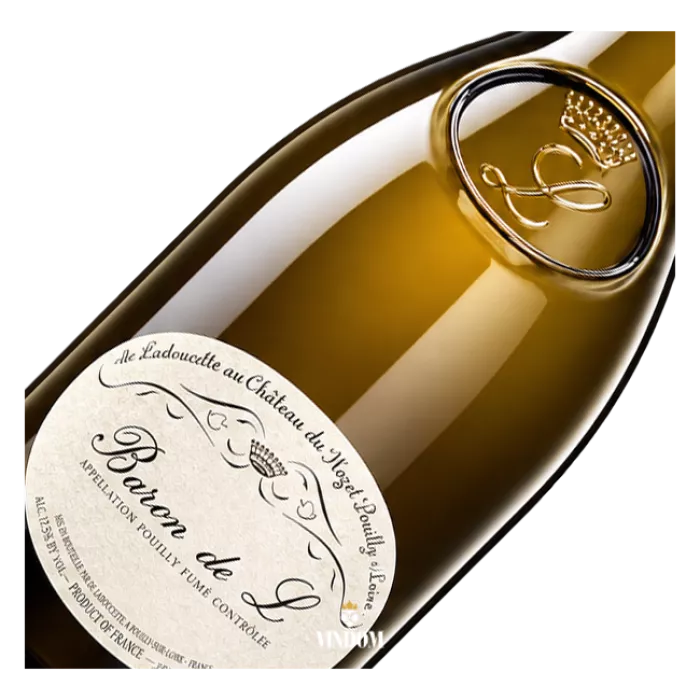 De Ladoucette Baron de L Pouilly-Fumé 2023  De Ladoucette Baron de L Pouilly-Fumé 2023 is geen gewone Sauvignon Blanc uit de Loire. Deze Grande Cuvée verschijnt alleen in oogstjaren die De Ladoucette goed genoeg acht. Bovendien gebruikt het domein uitsluitend de eerste persing van de druiven. Daarmee krijgt Baron de L vanaf het begin een uitzonderlijke positie binnen Pouilly-Fumé.  De wijn bestaat voor 100% uit Sauvignon Blanc en komt uit de historische wijngaarden rond Château du Nozet. Klei en kalksteen bepalen hier mede het karakter van de wijn. De vinificatie verloopt volledig zonder hout, waardoor frisheid, aroma en mineraliteit centraal blijven staan.  Baron de L 2023 heeft een goudgele kleur met groenige reflecties. De geur is verfijnd en aromatisch, met rijp wit fruit en een duidelijke minerale indruk. Daarnaast verschijnen subtiele kruidige nuances.  In de mond combineert de wijn frisheid met concentratie en een ronde structuur. Rijp fruit krijgt tegenwicht van uitgesproken mineraliteit, waardoor de wijn levendig blijft. De afdronk is lang, precies en mineraal. Juist die combinatie van kracht en verfijning geeft Baron de L zijn gastronomische karakter.  Pouilly-Fumé en Château du Nozet  Baron de L komt uit Pouilly-Fumé, aan de oostelijke zijde van de Loire. De appellatie omvat onder meer Pouilly-sur-Loire, Saint-Andelain en Tracy-sur-Loire. Ook de wijngaarden van Château du Nozet liggen binnen dit gebied.  De bodems bevatten zowel klei als kalksteen. Volgens De Ladoucette dragen beide bodemtypen bij aan het verfijnde karakter van Baron de L. Zo krijgt de Sauvignon Blanc niet alleen frisheid, maar ook structuur en een uitgesproken minerale dimensie.  De geschiedenis van Château du Nozet en de familie Lafond gaat terug tot het einde van de achttiende eeuw. Comte Lafond verwierf het château en de omliggende wijngaarden. Zijn familie bouwde daar verder aan een naam die nauw verbonden raakte met Pouilly-Fumé.  Baron de L: alleen in de beste oogstjaren  Baron de L neemt een bijzondere plaats in binnen De Ladoucette. Het domein maakt deze Grande Cuvée uitsluitend wanneer het oogstjaar aan de eigen kwaliteitscriteria voldoet. Vervolgens gebruikt men alleen sap uit de eerste persing van de druiven.  Dat uitgangspunt geeft de wijn zijn duidelijke identiteit. Baron de L draait niet om kracht door hout of opvallende keldertechnieken. De focus ligt juist op geselecteerd fruit, herkomst en een nauwkeurige vinificatie.  Vinificatie over drie niveaus  Ook de inrichting van de kelder speelt daarbij een belangrijke rol. De vinificatie verloopt over drie niveaus. Bovenin komen de druiven binnen en sorteert De Ladoucette ze zonder ze eerst te kneuzen. Druiven van verschillende percelen blijven daarbij afzonderlijk.  Vervolgens stroomt het sap door zwaartekracht naar het volgende niveau. Pompen en vijzels zijn daardoor niet nodig. Daar vindt de persing plaats en scheidt het domein de verschillende fracties van het sap.  Op het derde niveau volgt de verdere verwerking onder gecontroleerde temperatuur. Deze werkwijze beperkt mechanische behandeling en geeft het wijnhuis veel controle over iedere stap van het proces.  Langzame vergisting en rijping op de lie  De vergisting vindt plaats in temperatuurgecontroleerde roestvrijstalen tanks bij circa 18 °C. Ze duurt ongeveer zes tot acht weken. Daarmee kiest De Ladoucette voor een relatief langzame en nauwkeurige vergisting.  Daarna rijpt Baron de L drie tot zes maanden op de lie. Tijdens deze periode brengt het wijnhuis de lie regelmatig in beweging. Dit geeft de wijn meer textuur en complexiteit, zonder de frisse stijl te verliezen.  Houten vaten komen niet aan de vinificatie te pas. De Ladoucette kiest daar bewust voor om de natuurlijke aroma’s van de Sauvignon Blanc te behouden. Daardoor blijven fruit, frisheid en mineraliteit duidelijk herkenbaar.  Een Pouilly-Fumé voor nu én later  Baron de L 2023 heeft voldoende spanning om jong te drinken, maar beschikt ook over serieus rijpingspotentieel. De technische fiche noemt een bewaartermijn van acht tot tien jaar.  Wie de wijn jong opent, krijgt vooral frisheid, aromatische intensiteit en mineraliteit. Met verdere flesrijping kan de structuur zich geleidelijk verder ontwikkelen. Daarmee is dit zowel een gastronomische wijn voor nu als een interessante fles voor de kelder.  Wat eet je bij Baron de L Pouilly-Fumé 2023?  De combinatie van frisheid, mineraliteit en aromatische intensiteit maakt deze Pouilly-Fumé breed inzetbaar aan tafel. Schaal- en schelpdieren sluiten bijzonder goed aan bij het minerale karakter. Ook geitenkaas vormt een klassieke combinatie met Sauvignon Blanc uit deze streek.  Serveer de wijn rond 8 tot 10 °C, zodat zijn frisse, minerale karakter goed tot zijn recht komt. Vindom.shop