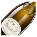 De Ladoucette Baron de L Pouilly-Fumé 2023  De Ladoucette Baron de L Pouilly-Fumé 2023 is geen gewone Sauvignon Blanc uit de Loire. Deze Grande Cuvée verschijnt alleen in oogstjaren die De Ladoucette goed genoeg acht. Bovendien gebruikt het domein uitsluitend de eerste persing van de druiven. Daarmee krijgt Baron de L vanaf het begin een uitzonderlijke positie binnen Pouilly-Fumé.  De wijn bestaat voor 100% uit Sauvignon Blanc en komt uit de historische wijngaarden rond Château du Nozet. Klei en kalksteen bepalen hier mede het karakter van de wijn. De vinificatie verloopt volledig zonder hout, waardoor frisheid, aroma en mineraliteit centraal blijven staan.  Baron de L 2023 heeft een goudgele kleur met groenige reflecties. De geur is verfijnd en aromatisch, met rijp wit fruit en een duidelijke minerale indruk. Daarnaast verschijnen subtiele kruidige nuances.  In de mond combineert de wijn frisheid met concentratie en een ronde structuur. Rijp fruit krijgt tegenwicht van uitgesproken mineraliteit, waardoor de wijn levendig blijft. De afdronk is lang, precies en mineraal. Juist die combinatie van kracht en verfijning geeft Baron de L zijn gastronomische karakter.  Pouilly-Fumé en Château du Nozet  Baron de L komt uit Pouilly-Fumé, aan de oostelijke zijde van de Loire. De appellatie omvat onder meer Pouilly-sur-Loire, Saint-Andelain en Tracy-sur-Loire. Ook de wijngaarden van Château du Nozet liggen binnen dit gebied.  De bodems bevatten zowel klei als kalksteen. Volgens De Ladoucette dragen beide bodemtypen bij aan het verfijnde karakter van Baron de L. Zo krijgt de Sauvignon Blanc niet alleen frisheid, maar ook structuur en een uitgesproken minerale dimensie.  De geschiedenis van Château du Nozet en de familie Lafond gaat terug tot het einde van de achttiende eeuw. Comte Lafond verwierf het château en de omliggende wijngaarden. Zijn familie bouwde daar verder aan een naam die nauw verbonden raakte met Pouilly-Fumé.  Baron de L: alleen in de beste oogstjaren  Baron de L neemt een bijzondere plaats in binnen De Ladoucette. Het domein maakt deze Grande Cuvée uitsluitend wanneer het oogstjaar aan de eigen kwaliteitscriteria voldoet. Vervolgens gebruikt men alleen sap uit de eerste persing van de druiven.  Dat uitgangspunt geeft de wijn zijn duidelijke identiteit. Baron de L draait niet om kracht door hout of opvallende keldertechnieken. De focus ligt juist op geselecteerd fruit, herkomst en een nauwkeurige vinificatie.  Vinificatie over drie niveaus  Ook de inrichting van de kelder speelt daarbij een belangrijke rol. De vinificatie verloopt over drie niveaus. Bovenin komen de druiven binnen en sorteert De Ladoucette ze zonder ze eerst te kneuzen. Druiven van verschillende percelen blijven daarbij afzonderlijk.  Vervolgens stroomt het sap door zwaartekracht naar het volgende niveau. Pompen en vijzels zijn daardoor niet nodig. Daar vindt de persing plaats en scheidt het domein de verschillende fracties van het sap.  Op het derde niveau volgt de verdere verwerking onder gecontroleerde temperatuur. Deze werkwijze beperkt mechanische behandeling en geeft het wijnhuis veel controle over iedere stap van het proces.  Langzame vergisting en rijping op de lie  De vergisting vindt plaats in temperatuurgecontroleerde roestvrijstalen tanks bij circa 18 °C. Ze duurt ongeveer zes tot acht weken. Daarmee kiest De Ladoucette voor een relatief langzame en nauwkeurige vergisting.  Daarna rijpt Baron de L drie tot zes maanden op de lie. Tijdens deze periode brengt het wijnhuis de lie regelmatig in beweging. Dit geeft de wijn meer textuur en complexiteit, zonder de frisse stijl te verliezen.  Houten vaten komen niet aan de vinificatie te pas. De Ladoucette kiest daar bewust voor om de natuurlijke aroma’s van de Sauvignon Blanc te behouden. Daardoor blijven fruit, frisheid en mineraliteit duidelijk herkenbaar.  Een Pouilly-Fumé voor nu én later  Baron de L 2023 heeft voldoende spanning om jong te drinken, maar beschikt ook over serieus rijpingspotentieel. De technische fiche noemt een bewaartermijn van acht tot tien jaar.  Wie de wijn jong opent, krijgt vooral frisheid, aromatische intensiteit en mineraliteit. Met verdere flesrijping kan de structuur zich geleidelijk verder ontwikkelen. Daarmee is dit zowel een gastronomische wijn voor nu als een interessante fles voor de kelder.  Wat eet je bij Baron de L Pouilly-Fumé 2023?  De combinatie van frisheid, mineraliteit en aromatische intensiteit maakt deze Pouilly-Fumé breed inzetbaar aan tafel. Schaal- en schelpdieren sluiten bijzonder goed aan bij het minerale karakter. Ook geitenkaas vormt een klassieke combinatie met Sauvignon Blanc uit deze streek.  Serveer de wijn rond 8 tot 10 °C, zodat zijn frisse, minerale karakter goed tot zijn recht komt. Vindom.shop