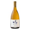 Babylonstoren Chardonnay 2025, Simonsberg-Paarl Babylonstoren Chardonnay 2025 is een rijke, verfijnde witte wijn van 100% Chardonnay uit Simonsberg-Paarl in Zuid-Afrika. Romige citrus en groene appel combineren met meidoornbloesem, jasmijn, fijne houtkruiden en een frisse minerale spanning. De wijn vergist deels op 300-liter Frans eiken en rijpt in totaal tien maanden, met 35% nieuw hout. Toch blijft hij levendig en precies. De jaargang 2025 kreeg 92 punten bij de Investec Trophy Wine Show 2026, Double Gold bij de National Wine Challenge en zilver bij Chardonnay du Monde 2026.  Hoe smaakt Babylonstoren Chardonnay 2025? De kleur is lichtend goud met zilveren schakeringen, helder en geconcentreerd. In de geur openen florale aroma’s van meidoornbloesem en jasmijn. Daarna volgen citroengras en knapperige groene appel, met fijne houtkruiden als subtiele achtergrond.  In de mond is de wijn droog, vol en zijdeachtig. Romige citrus geeft volume, terwijl levendige zuren en mineraliteit voor spanning en precisie zorgen. Het Franse eiken voegt een zachte kruidigheid toe zonder het fruit te overheersen. De afdronk is lang, fris en gelaagd.  Waarom blijft deze houtgerijpte Chardonnay zo precies? Babylonstoren zoekt bij deze Chardonnay niet alleen naar rijkdom. De kracht zit juist in het samenspel tussen romigheid, frisse zuren en beheerste houtinvloed. Daardoor krijgt de wijn voldoende volume en structuur zonder zwaar te worden.  Ook de keuze van de vaten speelt daarin een belangrijke rol. De wijn gebruikt 35% nieuw Frans eiken en 65% tweedejaars vaten. Nieuw hout brengt meer kruidigheid en structuur, terwijl gebruikte vaten het fruit meer ruimte geven. Dat levert een stijl op die liefhebbers van Bourgondisch geïnspireerde Chardonnay zal aanspreken: rijk en verfijnd, maar met voldoende frisheid en mineraliteit om de wijn scherp omlijnd te houden.  Chardonnay van de hellingen van de Simonsberg De druiven komen van de hellingen van de Simonsberg, tussen Franschhoek, Stellenbosch en Paarl. Het officiële herkomstgebied voor deze wijn is Simonsberg-Paarl, binnen de Western Cape van Zuid-Afrika.  Babylonstoren gebruikt voor deze wijn uitsluitend Chardonnay. De druif levert hier voldoende rijpheid en concentratie voor vatrijping, terwijl frisse zuren de wijn spanning geven. Daardoor kunnen fruit, lie en Frans eiken zich ontwikkelen zonder dat één element de stijl volledig bepaalt.  Van hele trossen naar 300-liter Frans eiken De druiven worden als hele trossen geperst. De vergisting begint in roestvrijstalen tanks, zodat het verse fruitkarakter aanvankelijk centraal blijft staan. Op de derde dag verhuist de fermenterende wijn naar Franse eikenhouten vaten van 300 liter.  Van deze vaten is 35% nieuw en 65% tweedejaars. Die combinatie geeft Babylonstoren meer controle over de houtinvloed. Het nieuwe eiken voegt structuur en kruidigheid toe, terwijl de gebruikte vaten de Chardonnay vooral ruimte geven om zich verder te ontwikkelen.  Wat doen lie-rijping en bâtonnage met de wijn? Na de fermentatie blijft Babylonstoren Chardonnay drie tot vier maanden op de primaire lie. Tijdens deze periode vindt iedere twee weken bâtonnage plaats, waarbij het bezinksel van fijne gistcellen opnieuw door de wijn wordt geroerd.  Dat draagt bij aan de romige en zijdeachtige textuur. Daarna wordt de wijn overgestoken en rijpt hij nog zes maanden verder op vat. In totaal krijgt Babylonstoren Chardonnay 2025 tien maanden rijping vóór de botteling.  Juist deze combinatie verklaart veel van het karakter van de wijn. Lie-rijping geeft volume en zachtheid, Frans eiken brengt structuur en kruidigheid, terwijl de natuurlijke frisheid van de Chardonnay het geheel in balans houdt.  92 punten, Double Gold en internationaal zilver Babylonstoren Chardonnay 2025 kreeg bij de Investec Trophy Wine Show 2026 92/100 punten en een zilveren medaille. De competitie vermeldt de wijn specifiek als 100% Chardonnay uit Simonsberg-Paarl in de categorie houtgerijpte Chardonnay.  Daar bleef het niet bij. De National Wine Challenge 2026 bekroonde dezelfde jaargang met Double Gold. Ook internationaal kreeg de wijn erkenning: bij Chardonnay du Monde 2026 behaalde Babylonstoren Chardonnay 2025 een zilveren medaille.  Die drie onderscheidingen geven samen een sterk beeld van jaargang 2025: een houtgerijpte Chardonnay met voldoende concentratie voor rijkdom, maar ook de frisheid en precisie om zijn balans te behouden.  Babylonstoren aan de voet van de Simonsberg Babylonstoren is een historisch Kaaps landgoed aan de voet van de Simonsberg. Het domein combineert zijn agrarische geschiedenis met moderne wijnbouw, gastronomie en een sterke aandacht voor de relatie tussen landschap en product.  De wijnproductie onder het Babylonstoren-label begon met de oogst van 2011. Keldermeester Charl Coetzee en wijnmaker Klaas Stoffberg ontwikkelden sindsdien een herkenbare stijl waarin rijp Zuid-Afrikaans fruit samengaat met beheerste vinificatie, structuur en frisheid.  Deze Chardonnay past daar uitstekend bij. De wijn heeft duidelijk de rijkdom van vatrijping en lie-contact, maar behoudt genoeg zuur en minerale spanning om verfijnd te blijven.  Wat eet je bij Babylonstoren Chardonnay 2025? De combinatie van romige textuur, citrus, frisse zuren en Frans eiken maakt deze Chardonnay bijzonder geschikt voor rijke visgerechten. Denk aan gebakken of geroosterde vis, romige pasta en risotto met paddenstoelen.  Ook kalfsvlees met een romige saus sluit mooi aan. Klassieke sauzen als beurre blanc, hollandaise en béarnaise vinden aansluiting bij de volle textuur, terwijl de zuren van de wijn voldoende tegenwicht geven aan boter en room.  Serveer Babylonstoren Chardonnay 2025 licht gekoeld rond 11–12 °C. Zo blijven citrus, florale aroma’s en frisheid helder, terwijl de romige structuur en fijne houtkruiden voldoende tot hun recht komen.  Meer Babylonstoren ontdekken De Chardonnay laat de rijke, houtgerijpte witte stijl van Babylonstoren zien, maar het domein heeft een veel breder profiel. De Babylonstoren Babel vertegenwoordigt de toegankelijke rode blendstijl, terwijl Babylonstoren Nebukadnesar meer concentratie en kracht laat zien.  Voor mousserende wijn is er de Babylonstoren Sprankel MCC. Samen laten deze wijnen zien hoe Babylonstoren verschillende stijlen vanuit hetzelfde Zuid-Afrikaanse domein benadert.