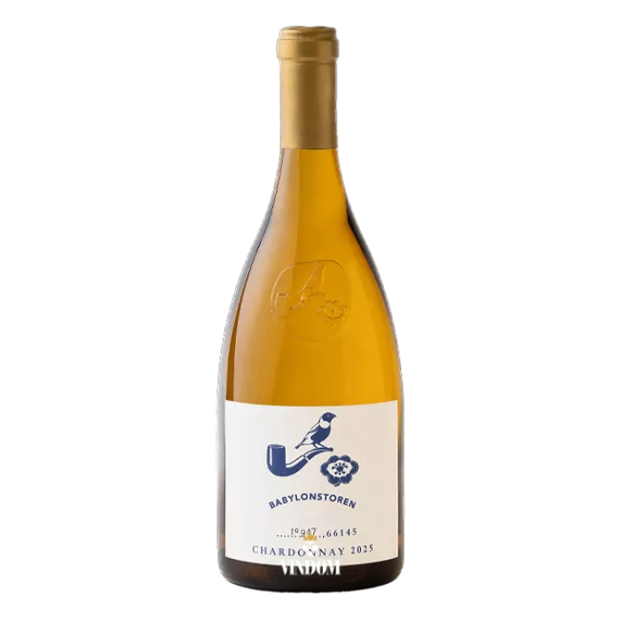 Babylonstoren Chardonnay 2025, Simonsberg-Paarl Babylonstoren Chardonnay 2025 is een rijke, verfijnde witte wijn van 100% Chardonnay uit Simonsberg-Paarl in Zuid-Afrika. Romige citrus en groene appel combineren met meidoornbloesem, jasmijn, fijne houtkruiden en een frisse minerale spanning. De wijn vergist deels op 300-liter Frans eiken en rijpt in totaal tien maanden, met 35% nieuw hout. Toch blijft hij levendig en precies. De jaargang 2025 kreeg 92 punten bij de Investec Trophy Wine Show 2026, Double Gold bij de National Wine Challenge en zilver bij Chardonnay du Monde 2026.  Hoe smaakt Babylonstoren Chardonnay 2025? De kleur is lichtend goud met zilveren schakeringen, helder en geconcentreerd. In de geur openen florale aroma’s van meidoornbloesem en jasmijn. Daarna volgen citroengras en knapperige groene appel, met fijne houtkruiden als subtiele achtergrond.  In de mond is de wijn droog, vol en zijdeachtig. Romige citrus geeft volume, terwijl levendige zuren en mineraliteit voor spanning en precisie zorgen. Het Franse eiken voegt een zachte kruidigheid toe zonder het fruit te overheersen. De afdronk is lang, fris en gelaagd.  Waarom blijft deze houtgerijpte Chardonnay zo precies? Babylonstoren zoekt bij deze Chardonnay niet alleen naar rijkdom. De kracht zit juist in het samenspel tussen romigheid, frisse zuren en beheerste houtinvloed. Daardoor krijgt de wijn voldoende volume en structuur zonder zwaar te worden.  Ook de keuze van de vaten speelt daarin een belangrijke rol. De wijn gebruikt 35% nieuw Frans eiken en 65% tweedejaars vaten. Nieuw hout brengt meer kruidigheid en structuur, terwijl gebruikte vaten het fruit meer ruimte geven. Dat levert een stijl op die liefhebbers van Bourgondisch geïnspireerde Chardonnay zal aanspreken: rijk en verfijnd, maar met voldoende frisheid en mineraliteit om de wijn scherp omlijnd te houden.  Chardonnay van de hellingen van de Simonsberg De druiven komen van de hellingen van de Simonsberg, tussen Franschhoek, Stellenbosch en Paarl. Het officiële herkomstgebied voor deze wijn is Simonsberg-Paarl, binnen de Western Cape van Zuid-Afrika.  Babylonstoren gebruikt voor deze wijn uitsluitend Chardonnay. De druif levert hier voldoende rijpheid en concentratie voor vatrijping, terwijl frisse zuren de wijn spanning geven. Daardoor kunnen fruit, lie en Frans eiken zich ontwikkelen zonder dat één element de stijl volledig bepaalt.  Van hele trossen naar 300-liter Frans eiken De druiven worden als hele trossen geperst. De vergisting begint in roestvrijstalen tanks, zodat het verse fruitkarakter aanvankelijk centraal blijft staan. Op de derde dag verhuist de fermenterende wijn naar Franse eikenhouten vaten van 300 liter.  Van deze vaten is 35% nieuw en 65% tweedejaars. Die combinatie geeft Babylonstoren meer controle over de houtinvloed. Het nieuwe eiken voegt structuur en kruidigheid toe, terwijl de gebruikte vaten de Chardonnay vooral ruimte geven om zich verder te ontwikkelen.  Wat doen lie-rijping en bâtonnage met de wijn? Na de fermentatie blijft Babylonstoren Chardonnay drie tot vier maanden op de primaire lie. Tijdens deze periode vindt iedere twee weken bâtonnage plaats, waarbij het bezinksel van fijne gistcellen opnieuw door de wijn wordt geroerd.  Dat draagt bij aan de romige en zijdeachtige textuur. Daarna wordt de wijn overgestoken en rijpt hij nog zes maanden verder op vat. In totaal krijgt Babylonstoren Chardonnay 2025 tien maanden rijping vóór de botteling.  Juist deze combinatie verklaart veel van het karakter van de wijn. Lie-rijping geeft volume en zachtheid, Frans eiken brengt structuur en kruidigheid, terwijl de natuurlijke frisheid van de Chardonnay het geheel in balans houdt.  92 punten, Double Gold en internationaal zilver Babylonstoren Chardonnay 2025 kreeg bij de Investec Trophy Wine Show 2026 92/100 punten en een zilveren medaille. De competitie vermeldt de wijn specifiek als 100% Chardonnay uit Simonsberg-Paarl in de categorie houtgerijpte Chardonnay.  Daar bleef het niet bij. De National Wine Challenge 2026 bekroonde dezelfde jaargang met Double Gold. Ook internationaal kreeg de wijn erkenning: bij Chardonnay du Monde 2026 behaalde Babylonstoren Chardonnay 2025 een zilveren medaille.  Die drie onderscheidingen geven samen een sterk beeld van jaargang 2025: een houtgerijpte Chardonnay met voldoende concentratie voor rijkdom, maar ook de frisheid en precisie om zijn balans te behouden.  Babylonstoren aan de voet van de Simonsberg Babylonstoren is een historisch Kaaps landgoed aan de voet van de Simonsberg. Het domein combineert zijn agrarische geschiedenis met moderne wijnbouw, gastronomie en een sterke aandacht voor de relatie tussen landschap en product.  De wijnproductie onder het Babylonstoren-label begon met de oogst van 2011. Keldermeester Charl Coetzee en wijnmaker Klaas Stoffberg ontwikkelden sindsdien een herkenbare stijl waarin rijp Zuid-Afrikaans fruit samengaat met beheerste vinificatie, structuur en frisheid.  Deze Chardonnay past daar uitstekend bij. De wijn heeft duidelijk de rijkdom van vatrijping en lie-contact, maar behoudt genoeg zuur en minerale spanning om verfijnd te blijven.  Wat eet je bij Babylonstoren Chardonnay 2025? De combinatie van romige textuur, citrus, frisse zuren en Frans eiken maakt deze Chardonnay bijzonder geschikt voor rijke visgerechten. Denk aan gebakken of geroosterde vis, romige pasta en risotto met paddenstoelen.  Ook kalfsvlees met een romige saus sluit mooi aan. Klassieke sauzen als beurre blanc, hollandaise en béarnaise vinden aansluiting bij de volle textuur, terwijl de zuren van de wijn voldoende tegenwicht geven aan boter en room.  Serveer Babylonstoren Chardonnay 2025 licht gekoeld rond 11–12 °C. Zo blijven citrus, florale aroma’s en frisheid helder, terwijl de romige structuur en fijne houtkruiden voldoende tot hun recht komen.  Meer Babylonstoren ontdekken De Chardonnay laat de rijke, houtgerijpte witte stijl van Babylonstoren zien, maar het domein heeft een veel breder profiel. De Babylonstoren Babel vertegenwoordigt de toegankelijke rode blendstijl, terwijl Babylonstoren Nebukadnesar meer concentratie en kracht laat zien.  Voor mousserende wijn is er de Babylonstoren Sprankel MCC. Samen laten deze wijnen zien hoe Babylonstoren verschillende stijlen vanuit hetzelfde Zuid-Afrikaanse domein benadert.