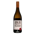 Bellingham Homestead Series Chardonnay  Bellingham Homestead Series Chardonnay laat zien hoe rijp Zuid-Afrikaans fruit en koele maritieme invloed elkaar kunnen versterken. Deze 100% Chardonnay uit Stellenbosch combineert citrus, ananas en gele perzik met oranjebloesem, fijne specerijen en een subtiele toets van Frans eiken. De stijl is vol en zacht, maar blijft opvallend fris.  De druiven groeien op granietrijke hellingen rond Stellenbosch, op meer dan 200 meter hoogte. Koele zuidwestelijke wind vanaf False Bay vertraagt hier de rijping. In de kelder combineert Bellingham Wines roestvrij staal met oudere Franse eiken vaten. Negen maanden rijping op de fijne lie geeft de wijn vervolgens extra textuur, diepte en lengte.  Kleur, geur en smaak  Bellingham Homestead Chardonnay heeft een heldere, licht citroengele kleur met een delicate groene glans.  De geur opent met verse sinaasappel, limoen en citroengras. Daarna volgen oranjebloesem, jasmijn en een subtiele kruidigheid van nootmuskaat.  In de mond komen rijpe ananas en gele perzik samen met frisse tonen van sinaasappel en citroen. De textuur is rond en soepel, terwijl levendige zuren de wijn strak houden.  De afdronk is lang en verfijnd, met citrus, zachte specerijen en een lichte minerale toets.  Chardonnay uit Stellenbosch  De wijngaarden liggen langs de kustzijde van Stellenbosch, op hoogtes van meer dan 200 meter. De bodems bestaan hier voornamelijk uit verweerd graniet.  Die ligging is belangrijk. Vanaf False Bay stroomt koele lucht landinwaarts, waardoor de druiven langzamer rijpen dan in warmere delen van de West-Kaap.  Zo ontwikkelt de Chardonnay voldoende rijp fruit zonder zijn natuurlijke frisheid te verliezen. Juist die combinatie van zon, hoogte en maritieme verkoeling bepaalt het karakter van de wijn.  Twee manieren van vergisten  Na de handmatige oogst perst Bellingham de druiven als hele trossen. Het sap krijgt daarna drie dagen de tijd om bij lage temperatuur te bezinken.  Vervolgens splitst het wijnhuis de most in twee delen. De helft vergist koel op roestvrij staal. Dit deel bewaart vooral de frisse citrus- en fruittonen.  De andere helft vergist in gebruikte Franse eikenhouten vaten van 300 liter. Daar vindt ook de malolactische gisting plaats, die de wijn extra rondheid en textuur geeft.  Pas door beide componenten samen te brengen ontstaat de kenmerkende balans tussen fris fruit, zachte romigheid en subtiel hout.  Negen maanden op de fijne lie  Na de vergisting rijpt de Chardonnay negen maanden op de fijne lie. Tijdens deze periode past Bellingham regelmatig bâtonnage toe.  Het oproeren van de gistcellen geeft de wijn meer volume en een zachter mondgevoel. Tegelijkertijd blijft de houtinvloed bewust ingetogen.  Homestead Chardonnay draait daardoor niet om zware boter- of vanilletonen. Het eikenhout ondersteunt vooral de structuur, terwijl citrus, steenfruit en frisheid de hoofdrol houden.  De Homestead Series van Bellingham  De Homestead Series verwijst naar het historische landhuis van Bellingham in de Franschhoek Valley. Hier woonden Bernard en Fredagh Podlashuk, die vanaf de jaren veertig een belangrijke rol speelden in de moderne ontwikkeling van het wijnhuis.  In dit huis ontstonden verschillende ideeën die later bepalend werden voor Bellingham. De Homestead Series grijpt terug op die geschiedenis, maar kijkt tegelijk naar individuele druivenrassen en hun beste herkomst.  Voor deze Chardonnay ligt die herkomst in Stellenbosch. Daarmee verbindt de wijn het historische Bellingham-verhaal met een duidelijke expressie van druif en terroir.  Wat eet je bij Bellingham Homestead Chardonnay?  De combinatie van frisse zuren, rijp fruit en een zachte textuur maakt deze Chardonnay bijzonder geschikt voor gerechten met wat romigheid.  Denk aan kip of varkensvlees met een romige saus, pasta met een zachte roomsaus of een milde curry. Ook een Caesar salad met koriander en sesam-dukkah sluit mooi aan bij de kruidige en frisse kant van de wijn.  Wie meer Zuid-Afrikaanse Chardonnay wil ontdekken, kan ook kijken naar Alvi’s Drift Reserve Chardonnay of Benguela Cove Estate Chardonnay.