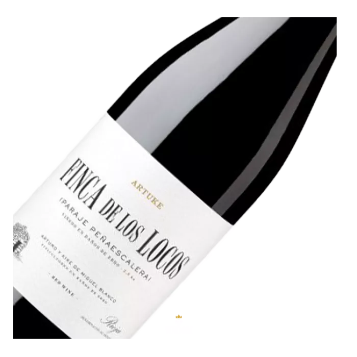 Artuke, Finca de los Locos, Rioja  De Artuke, Finca de los Locos, Rioja heeft een uitgesproken neus met veel mineraliteit en ook zwoel donker fruit. Daarnaast ook mos, munt, tijm, koffie. In de mond zeer complex met verleidelijk fruit, mooi hout, bovendien door de verfijnde zuren zeer sappig. Lange kruidige en ook mineralige afdronk.  Loco  De wijn is afkomstig een perceel dat de opa van Arturo en Kike (samen 'Artuke') ooit aanschafte. Waardoor iedereen hem voor gek 'loco' verklaarde. De grond was namelijk zo stug dat deze niet te bewerken was. Opa toonde het tegenovergestelde aan. En zijn kleinzoons houden de reputatie hoog!De oogst gebeurt handmatig. Er volgt een strenge selectie bij binnenkomst op de selectietafel, waarna de trossen worden ontsteelt. Vergisting in RVS tanks gedurende tien dagen op een gecontroleerde temperatuur van 20°C tot 24°C met regelmatige pigeage en overpompen. Malolactische vergisting op nieuw Frans eiken.Tenslotte geniet de Artuke, Finca de los Locos, Rioja een rijping van 12-16 maanden op nieuw, tweede- en derdejaars Frans eiken van 500 liter en fouders van 3.500 liter.  Tim Atkin: 95 punten    Finca de Los Locos – the crazy people’s vineyard – is a single, 2.7-hectare terrace, located at 550 metres in the high part of Baños de Ebro. Combining Tempranillo, 20% Graciano and 5% Viura, it’s always an intensely chalky, even pithy wine showing subtle reduction, understated wood, wafts of thyme and fennel, sinewy tannins and a vibrant core of plum and black cherry. A wine to tuck away for a while.  - Tim Atkin, timatkin.com  Robert Parker's Wine Advocate: 94 punten    Finca de los Locos' is the vineyard of the crazy, a tribute their grandfather who planted the plot in the 1950's when everyone else thought he was mad to do so. This is a wine of great depth and energy, with wonderful dark fruits, rich tannins giving structure and a long, refined finish.     - Luis Gutiérrez, robertparker.com  James Suckling: 94 punten    The graciano stands out, showing a balsamic, peppery edge to the ripe but fresh cherry and plum fruit with a touch of rosemary. Juicy and fine-grained, this has medium to full body and savory, nicely chewy tannins. Solid fruit in the finish. A co-fermentation of tempranillo, graciano and viura. Drink from 2026.    - James Suckling, jamessuckling.com  Artuke  Het is een klein familiebedrijf in Baños de Ebro in Rioja Alavesa. Artuke is een samenvoeging van twee voornamen. De broers Arturo en Kike de Miquel zijn sinds respectievelijk 2003 en 2010 werkzaam bij het bedrijf van hun ouders. Tegenwoordig adviseren zij de jongens op de achtergrond . De focus ligt volledig op het maken van terroir gedreven wijnen met expressie van de wijngaarden, een bourgondische complexiteit en bovendien elegantie.Probeer ook eens de super toegankelijke Artuke, Rioja Maceración Carbónica van dit leuke wijnhuis! Vindom Wine Boutique www.vindom.shop