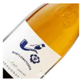 Babylonstoren Chardonnay 2025, Simonsberg-Paarl Babylonstoren Chardonnay 2025 is een rijke, verfijnde witte wijn van 100% Chardonnay uit Simonsberg-Paarl in Zuid-Afrika. Romige citrus en groene appel combineren met meidoornbloesem, jasmijn, fijne houtkruiden en een frisse minerale spanning. De wijn vergist deels op 300-liter Frans eiken en rijpt in totaal tien maanden, met 35% nieuw hout. Toch blijft hij levendig en precies. De jaargang 2025 kreeg 92 punten bij de Investec Trophy Wine Show 2026, Double Gold bij de National Wine Challenge en zilver bij Chardonnay du Monde 2026.  Hoe smaakt Babylonstoren Chardonnay 2025? De kleur is lichtend goud met zilveren schakeringen, helder en geconcentreerd. In de geur openen florale aroma’s van meidoornbloesem en jasmijn. Daarna volgen citroengras en knapperige groene appel, met fijne houtkruiden als subtiele achtergrond.  In de mond is de wijn droog, vol en zijdeachtig. Romige citrus geeft volume, terwijl levendige zuren en mineraliteit voor spanning en precisie zorgen. Het Franse eiken voegt een zachte kruidigheid toe zonder het fruit te overheersen. De afdronk is lang, fris en gelaagd.  Waarom blijft deze houtgerijpte Chardonnay zo precies? Babylonstoren zoekt bij deze Chardonnay niet alleen naar rijkdom. De kracht zit juist in het samenspel tussen romigheid, frisse zuren en beheerste houtinvloed. Daardoor krijgt de wijn voldoende volume en structuur zonder zwaar te worden.  Ook de keuze van de vaten speelt daarin een belangrijke rol. De wijn gebruikt 35% nieuw Frans eiken en 65% tweedejaars vaten. Nieuw hout brengt meer kruidigheid en structuur, terwijl gebruikte vaten het fruit meer ruimte geven. Dat levert een stijl op die liefhebbers van Bourgondisch geïnspireerde Chardonnay zal aanspreken: rijk en verfijnd, maar met voldoende frisheid en mineraliteit om de wijn scherp omlijnd te houden.  Chardonnay van de hellingen van de Simonsberg De druiven komen van de hellingen van de Simonsberg, tussen Franschhoek, Stellenbosch en Paarl. Het officiële herkomstgebied voor deze wijn is Simonsberg-Paarl, binnen de Western Cape van Zuid-Afrika.  Babylonstoren gebruikt voor deze wijn uitsluitend Chardonnay. De druif levert hier voldoende rijpheid en concentratie voor vatrijping, terwijl frisse zuren de wijn spanning geven. Daardoor kunnen fruit, lie en Frans eiken zich ontwikkelen zonder dat één element de stijl volledig bepaalt.  Van hele trossen naar 300-liter Frans eiken De druiven worden als hele trossen geperst. De vergisting begint in roestvrijstalen tanks, zodat het verse fruitkarakter aanvankelijk centraal blijft staan. Op de derde dag verhuist de fermenterende wijn naar Franse eikenhouten vaten van 300 liter.  Van deze vaten is 35% nieuw en 65% tweedejaars. Die combinatie geeft Babylonstoren meer controle over de houtinvloed. Het nieuwe eiken voegt structuur en kruidigheid toe, terwijl de gebruikte vaten de Chardonnay vooral ruimte geven om zich verder te ontwikkelen.  Wat doen lie-rijping en bâtonnage met de wijn? Na de fermentatie blijft Babylonstoren Chardonnay drie tot vier maanden op de primaire lie. Tijdens deze periode vindt iedere twee weken bâtonnage plaats, waarbij het bezinksel van fijne gistcellen opnieuw door de wijn wordt geroerd.  Dat draagt bij aan de romige en zijdeachtige textuur. Daarna wordt de wijn overgestoken en rijpt hij nog zes maanden verder op vat. In totaal krijgt Babylonstoren Chardonnay 2025 tien maanden rijping vóór de botteling.  Juist deze combinatie verklaart veel van het karakter van de wijn. Lie-rijping geeft volume en zachtheid, Frans eiken brengt structuur en kruidigheid, terwijl de natuurlijke frisheid van de Chardonnay het geheel in balans houdt.  92 punten, Double Gold en internationaal zilver Babylonstoren Chardonnay 2025 kreeg bij de Investec Trophy Wine Show 2026 92/100 punten en een zilveren medaille. De competitie vermeldt de wijn specifiek als 100% Chardonnay uit Simonsberg-Paarl in de categorie houtgerijpte Chardonnay.  Daar bleef het niet bij. De National Wine Challenge 2026 bekroonde dezelfde jaargang met Double Gold. Ook internationaal kreeg de wijn erkenning: bij Chardonnay du Monde 2026 behaalde Babylonstoren Chardonnay 2025 een zilveren medaille.  Die drie onderscheidingen geven samen een sterk beeld van jaargang 2025: een houtgerijpte Chardonnay met voldoende concentratie voor rijkdom, maar ook de frisheid en precisie om zijn balans te behouden.  Babylonstoren aan de voet van de Simonsberg Babylonstoren is een historisch Kaaps landgoed aan de voet van de Simonsberg. Het domein combineert zijn agrarische geschiedenis met moderne wijnbouw, gastronomie en een sterke aandacht voor de relatie tussen landschap en product.  De wijnproductie onder het Babylonstoren-label begon met de oogst van 2011. Keldermeester Charl Coetzee en wijnmaker Klaas Stoffberg ontwikkelden sindsdien een herkenbare stijl waarin rijp Zuid-Afrikaans fruit samengaat met beheerste vinificatie, structuur en frisheid.  Deze Chardonnay past daar uitstekend bij. De wijn heeft duidelijk de rijkdom van vatrijping en lie-contact, maar behoudt genoeg zuur en minerale spanning om verfijnd te blijven.  Wat eet je bij Babylonstoren Chardonnay 2025? De combinatie van romige textuur, citrus, frisse zuren en Frans eiken maakt deze Chardonnay bijzonder geschikt voor rijke visgerechten. Denk aan gebakken of geroosterde vis, romige pasta en risotto met paddenstoelen.  Ook kalfsvlees met een romige saus sluit mooi aan. Klassieke sauzen als beurre blanc, hollandaise en béarnaise vinden aansluiting bij de volle textuur, terwijl de zuren van de wijn voldoende tegenwicht geven aan boter en room.  Serveer Babylonstoren Chardonnay 2025 licht gekoeld rond 11–12 °C. Zo blijven citrus, florale aroma’s en frisheid helder, terwijl de romige structuur en fijne houtkruiden voldoende tot hun recht komen.  Meer Babylonstoren ontdekken De Chardonnay laat de rijke, houtgerijpte witte stijl van Babylonstoren zien, maar het domein heeft een veel breder profiel. De Babylonstoren Babel vertegenwoordigt de toegankelijke rode blendstijl, terwijl Babylonstoren Nebukadnesar meer concentratie en kracht laat zien.  Voor mousserende wijn is er de Babylonstoren Sprankel MCC. Samen laten deze wijnen zien hoe Babylonstoren verschillende stijlen vanuit hetzelfde Zuid-Afrikaanse domein benadert.