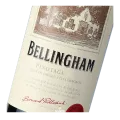 Bellingham Homestead Series Chardonnay  Bellingham Homestead Series Chardonnay laat zien hoe rijp Zuid-Afrikaans fruit en koele maritieme invloed elkaar kunnen versterken. Deze 100% Chardonnay uit Stellenbosch combineert citrus, ananas en gele perzik met oranjebloesem, fijne specerijen en een subtiele toets van Frans eiken. De stijl is vol en zacht, maar blijft opvallend fris.  De druiven groeien op granietrijke hellingen rond Stellenbosch, op meer dan 200 meter hoogte. Koele zuidwestelijke wind vanaf False Bay vertraagt hier de rijping. In de kelder combineert Bellingham Wines roestvrij staal met oudere Franse eiken vaten. Negen maanden rijping op de fijne lie geeft de wijn vervolgens extra textuur, diepte en lengte.  Kleur, geur en smaak  Bellingham Homestead Chardonnay heeft een heldere, licht citroengele kleur met een delicate groene glans.  De geur opent met verse sinaasappel, limoen en citroengras. Daarna volgen oranjebloesem, jasmijn en een subtiele kruidigheid van nootmuskaat.  In de mond komen rijpe ananas en gele perzik samen met frisse tonen van sinaasappel en citroen. De textuur is rond en soepel, terwijl levendige zuren de wijn strak houden.  De afdronk is lang en verfijnd, met citrus, zachte specerijen en een lichte minerale toets.  Chardonnay uit Stellenbosch  De wijngaarden liggen langs de kustzijde van Stellenbosch, op hoogtes van meer dan 200 meter. De bodems bestaan hier voornamelijk uit verweerd graniet.  Die ligging is belangrijk. Vanaf False Bay stroomt koele lucht landinwaarts, waardoor de druiven langzamer rijpen dan in warmere delen van de West-Kaap.  Zo ontwikkelt de Chardonnay voldoende rijp fruit zonder zijn natuurlijke frisheid te verliezen. Juist die combinatie van zon, hoogte en maritieme verkoeling bepaalt het karakter van de wijn.  Twee manieren van vergisten  Na de handmatige oogst perst Bellingham de druiven als hele trossen. Het sap krijgt daarna drie dagen de tijd om bij lage temperatuur te bezinken.  Vervolgens splitst het wijnhuis de most in twee delen. De helft vergist koel op roestvrij staal. Dit deel bewaart vooral de frisse citrus- en fruittonen.  De andere helft vergist in gebruikte Franse eikenhouten vaten van 300 liter. Daar vindt ook de malolactische gisting plaats, die de wijn extra rondheid en textuur geeft.  Pas door beide componenten samen te brengen ontstaat de kenmerkende balans tussen fris fruit, zachte romigheid en subtiel hout.  Negen maanden op de fijne lie  Na de vergisting rijpt de Chardonnay negen maanden op de fijne lie. Tijdens deze periode past Bellingham regelmatig bâtonnage toe.  Het oproeren van de gistcellen geeft de wijn meer volume en een zachter mondgevoel. Tegelijkertijd blijft de houtinvloed bewust ingetogen.  Homestead Chardonnay draait daardoor niet om zware boter- of vanilletonen. Het eikenhout ondersteunt vooral de structuur, terwijl citrus, steenfruit en frisheid de hoofdrol houden.  De Homestead Series van Bellingham  De Homestead Series verwijst naar het historische landhuis van Bellingham in de Franschhoek Valley. Hier woonden Bernard en Fredagh Podlashuk, die vanaf de jaren veertig een belangrijke rol speelden in de moderne ontwikkeling van het wijnhuis.  In dit huis ontstonden verschillende ideeën die later bepalend werden voor Bellingham. De Homestead Series grijpt terug op die geschiedenis, maar kijkt tegelijk naar individuele druivenrassen en hun beste herkomst.  Voor deze Chardonnay ligt die herkomst in Stellenbosch. Daarmee verbindt de wijn het historische Bellingham-verhaal met een duidelijke expressie van druif en terroir.  Wat eet je bij Bellingham Homestead Chardonnay?  De combinatie van frisse zuren, rijp fruit en een zachte textuur maakt deze Chardonnay bijzonder geschikt voor gerechten met wat romigheid.  Denk aan kip of varkensvlees met een romige saus, pasta met een zachte roomsaus of een milde curry. Ook een Caesar salad met koriander en sesam-dukkah sluit mooi aan bij de kruidige en frisse kant van de wijn.  Wie meer Zuid-Afrikaanse Chardonnay wil ontdekken, kan ook kijken naar Alvi’s Drift Reserve Chardonnay of Benguela Cove Estate Chardonnay.