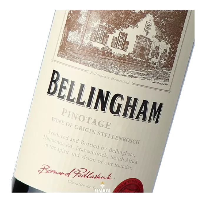 Bellingham Homestead Series Chardonnay  Bellingham Homestead Series Chardonnay laat zien hoe rijp Zuid-Afrikaans fruit en koele maritieme invloed elkaar kunnen versterken. Deze 100% Chardonnay uit Stellenbosch combineert citrus, ananas en gele perzik met oranjebloesem, fijne specerijen en een subtiele toets van Frans eiken. De stijl is vol en zacht, maar blijft opvallend fris.  De druiven groeien op granietrijke hellingen rond Stellenbosch, op meer dan 200 meter hoogte. Koele zuidwestelijke wind vanaf False Bay vertraagt hier de rijping. In de kelder combineert Bellingham Wines roestvrij staal met oudere Franse eiken vaten. Negen maanden rijping op de fijne lie geeft de wijn vervolgens extra textuur, diepte en lengte.  Kleur, geur en smaak  Bellingham Homestead Chardonnay heeft een heldere, licht citroengele kleur met een delicate groene glans.  De geur opent met verse sinaasappel, limoen en citroengras. Daarna volgen oranjebloesem, jasmijn en een subtiele kruidigheid van nootmuskaat.  In de mond komen rijpe ananas en gele perzik samen met frisse tonen van sinaasappel en citroen. De textuur is rond en soepel, terwijl levendige zuren de wijn strak houden.  De afdronk is lang en verfijnd, met citrus, zachte specerijen en een lichte minerale toets.  Chardonnay uit Stellenbosch  De wijngaarden liggen langs de kustzijde van Stellenbosch, op hoogtes van meer dan 200 meter. De bodems bestaan hier voornamelijk uit verweerd graniet.  Die ligging is belangrijk. Vanaf False Bay stroomt koele lucht landinwaarts, waardoor de druiven langzamer rijpen dan in warmere delen van de West-Kaap.  Zo ontwikkelt de Chardonnay voldoende rijp fruit zonder zijn natuurlijke frisheid te verliezen. Juist die combinatie van zon, hoogte en maritieme verkoeling bepaalt het karakter van de wijn.  Twee manieren van vergisten  Na de handmatige oogst perst Bellingham de druiven als hele trossen. Het sap krijgt daarna drie dagen de tijd om bij lage temperatuur te bezinken.  Vervolgens splitst het wijnhuis de most in twee delen. De helft vergist koel op roestvrij staal. Dit deel bewaart vooral de frisse citrus- en fruittonen.  De andere helft vergist in gebruikte Franse eikenhouten vaten van 300 liter. Daar vindt ook de malolactische gisting plaats, die de wijn extra rondheid en textuur geeft.  Pas door beide componenten samen te brengen ontstaat de kenmerkende balans tussen fris fruit, zachte romigheid en subtiel hout.  Negen maanden op de fijne lie  Na de vergisting rijpt de Chardonnay negen maanden op de fijne lie. Tijdens deze periode past Bellingham regelmatig bâtonnage toe.  Het oproeren van de gistcellen geeft de wijn meer volume en een zachter mondgevoel. Tegelijkertijd blijft de houtinvloed bewust ingetogen.  Homestead Chardonnay draait daardoor niet om zware boter- of vanilletonen. Het eikenhout ondersteunt vooral de structuur, terwijl citrus, steenfruit en frisheid de hoofdrol houden.  De Homestead Series van Bellingham  De Homestead Series verwijst naar het historische landhuis van Bellingham in de Franschhoek Valley. Hier woonden Bernard en Fredagh Podlashuk, die vanaf de jaren veertig een belangrijke rol speelden in de moderne ontwikkeling van het wijnhuis.  In dit huis ontstonden verschillende ideeën die later bepalend werden voor Bellingham. De Homestead Series grijpt terug op die geschiedenis, maar kijkt tegelijk naar individuele druivenrassen en hun beste herkomst.  Voor deze Chardonnay ligt die herkomst in Stellenbosch. Daarmee verbindt de wijn het historische Bellingham-verhaal met een duidelijke expressie van druif en terroir.  Wat eet je bij Bellingham Homestead Chardonnay?  De combinatie van frisse zuren, rijp fruit en een zachte textuur maakt deze Chardonnay bijzonder geschikt voor gerechten met wat romigheid.  Denk aan kip of varkensvlees met een romige saus, pasta met een zachte roomsaus of een milde curry. Ook een Caesar salad met koriander en sesam-dukkah sluit mooi aan bij de kruidige en frisse kant van de wijn.  Wie meer Zuid-Afrikaanse Chardonnay wil ontdekken, kan ook kijken naar Alvi’s Drift Reserve Chardonnay of Benguela Cove Estate Chardonnay.