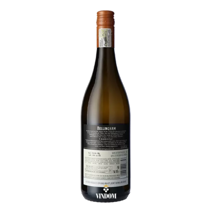 Bellingham Homestead Series Chardonnay  Bellingham Homestead Series Chardonnay laat zien hoe rijp Zuid-Afrikaans fruit en koele maritieme invloed elkaar kunnen versterken. Deze 100% Chardonnay uit Stellenbosch combineert citrus, ananas en gele perzik met oranjebloesem, fijne specerijen en een subtiele toets van Frans eiken. De stijl is vol en zacht, maar blijft opvallend fris.  De druiven groeien op granietrijke hellingen rond Stellenbosch, op meer dan 200 meter hoogte. Koele zuidwestelijke wind vanaf False Bay vertraagt hier de rijping. In de kelder combineert Bellingham Wines roestvrij staal met oudere Franse eiken vaten. Negen maanden rijping op de fijne lie geeft de wijn vervolgens extra textuur, diepte en lengte.  Kleur, geur en smaak  Bellingham Homestead Chardonnay heeft een heldere, licht citroengele kleur met een delicate groene glans.  De geur opent met verse sinaasappel, limoen en citroengras. Daarna volgen oranjebloesem, jasmijn en een subtiele kruidigheid van nootmuskaat.  In de mond komen rijpe ananas en gele perzik samen met frisse tonen van sinaasappel en citroen. De textuur is rond en soepel, terwijl levendige zuren de wijn strak houden.  De afdronk is lang en verfijnd, met citrus, zachte specerijen en een lichte minerale toets.  Chardonnay uit Stellenbosch  De wijngaarden liggen langs de kustzijde van Stellenbosch, op hoogtes van meer dan 200 meter. De bodems bestaan hier voornamelijk uit verweerd graniet.  Die ligging is belangrijk. Vanaf False Bay stroomt koele lucht landinwaarts, waardoor de druiven langzamer rijpen dan in warmere delen van de West-Kaap.  Zo ontwikkelt de Chardonnay voldoende rijp fruit zonder zijn natuurlijke frisheid te verliezen. Juist die combinatie van zon, hoogte en maritieme verkoeling bepaalt het karakter van de wijn.  Twee manieren van vergisten  Na de handmatige oogst perst Bellingham de druiven als hele trossen. Het sap krijgt daarna drie dagen de tijd om bij lage temperatuur te bezinken.  Vervolgens splitst het wijnhuis de most in twee delen. De helft vergist koel op roestvrij staal. Dit deel bewaart vooral de frisse citrus- en fruittonen.  De andere helft vergist in gebruikte Franse eikenhouten vaten van 300 liter. Daar vindt ook de malolactische gisting plaats, die de wijn extra rondheid en textuur geeft.  Pas door beide componenten samen te brengen ontstaat de kenmerkende balans tussen fris fruit, zachte romigheid en subtiel hout.  Negen maanden op de fijne lie  Na de vergisting rijpt de Chardonnay negen maanden op de fijne lie. Tijdens deze periode past Bellingham regelmatig bâtonnage toe.  Het oproeren van de gistcellen geeft de wijn meer volume en een zachter mondgevoel. Tegelijkertijd blijft de houtinvloed bewust ingetogen.  Homestead Chardonnay draait daardoor niet om zware boter- of vanilletonen. Het eikenhout ondersteunt vooral de structuur, terwijl citrus, steenfruit en frisheid de hoofdrol houden.  De Homestead Series van Bellingham  De Homestead Series verwijst naar het historische landhuis van Bellingham in de Franschhoek Valley. Hier woonden Bernard en Fredagh Podlashuk, die vanaf de jaren veertig een belangrijke rol speelden in de moderne ontwikkeling van het wijnhuis.  In dit huis ontstonden verschillende ideeën die later bepalend werden voor Bellingham. De Homestead Series grijpt terug op die geschiedenis, maar kijkt tegelijk naar individuele druivenrassen en hun beste herkomst.  Voor deze Chardonnay ligt die herkomst in Stellenbosch. Daarmee verbindt de wijn het historische Bellingham-verhaal met een duidelijke expressie van druif en terroir.  Wat eet je bij Bellingham Homestead Chardonnay?  De combinatie van frisse zuren, rijp fruit en een zachte textuur maakt deze Chardonnay bijzonder geschikt voor gerechten met wat romigheid.  Denk aan kip of varkensvlees met een romige saus, pasta met een zachte roomsaus of een milde curry. Ook een Caesar salad met koriander en sesam-dukkah sluit mooi aan bij de kruidige en frisse kant van de wijn.  Wie meer Zuid-Afrikaanse Chardonnay wil ontdekken, kan ook kijken naar Alvi’s Drift Reserve Chardonnay of Benguela Cove Estate Chardonnay.