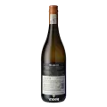 Bellingham Homestead Series Chardonnay  Bellingham Homestead Series Chardonnay laat zien hoe rijp Zuid-Afrikaans fruit en koele maritieme invloed elkaar kunnen versterken. Deze 100% Chardonnay uit Stellenbosch combineert citrus, ananas en gele perzik met oranjebloesem, fijne specerijen en een subtiele toets van Frans eiken. De stijl is vol en zacht, maar blijft opvallend fris.  De druiven groeien op granietrijke hellingen rond Stellenbosch, op meer dan 200 meter hoogte. Koele zuidwestelijke wind vanaf False Bay vertraagt hier de rijping. In de kelder combineert Bellingham Wines roestvrij staal met oudere Franse eiken vaten. Negen maanden rijping op de fijne lie geeft de wijn vervolgens extra textuur, diepte en lengte.  Kleur, geur en smaak  Bellingham Homestead Chardonnay heeft een heldere, licht citroengele kleur met een delicate groene glans.  De geur opent met verse sinaasappel, limoen en citroengras. Daarna volgen oranjebloesem, jasmijn en een subtiele kruidigheid van nootmuskaat.  In de mond komen rijpe ananas en gele perzik samen met frisse tonen van sinaasappel en citroen. De textuur is rond en soepel, terwijl levendige zuren de wijn strak houden.  De afdronk is lang en verfijnd, met citrus, zachte specerijen en een lichte minerale toets.  Chardonnay uit Stellenbosch  De wijngaarden liggen langs de kustzijde van Stellenbosch, op hoogtes van meer dan 200 meter. De bodems bestaan hier voornamelijk uit verweerd graniet.  Die ligging is belangrijk. Vanaf False Bay stroomt koele lucht landinwaarts, waardoor de druiven langzamer rijpen dan in warmere delen van de West-Kaap.  Zo ontwikkelt de Chardonnay voldoende rijp fruit zonder zijn natuurlijke frisheid te verliezen. Juist die combinatie van zon, hoogte en maritieme verkoeling bepaalt het karakter van de wijn.  Twee manieren van vergisten  Na de handmatige oogst perst Bellingham de druiven als hele trossen. Het sap krijgt daarna drie dagen de tijd om bij lage temperatuur te bezinken.  Vervolgens splitst het wijnhuis de most in twee delen. De helft vergist koel op roestvrij staal. Dit deel bewaart vooral de frisse citrus- en fruittonen.  De andere helft vergist in gebruikte Franse eikenhouten vaten van 300 liter. Daar vindt ook de malolactische gisting plaats, die de wijn extra rondheid en textuur geeft.  Pas door beide componenten samen te brengen ontstaat de kenmerkende balans tussen fris fruit, zachte romigheid en subtiel hout.  Negen maanden op de fijne lie  Na de vergisting rijpt de Chardonnay negen maanden op de fijne lie. Tijdens deze periode past Bellingham regelmatig bâtonnage toe.  Het oproeren van de gistcellen geeft de wijn meer volume en een zachter mondgevoel. Tegelijkertijd blijft de houtinvloed bewust ingetogen.  Homestead Chardonnay draait daardoor niet om zware boter- of vanilletonen. Het eikenhout ondersteunt vooral de structuur, terwijl citrus, steenfruit en frisheid de hoofdrol houden.  De Homestead Series van Bellingham  De Homestead Series verwijst naar het historische landhuis van Bellingham in de Franschhoek Valley. Hier woonden Bernard en Fredagh Podlashuk, die vanaf de jaren veertig een belangrijke rol speelden in de moderne ontwikkeling van het wijnhuis.  In dit huis ontstonden verschillende ideeën die later bepalend werden voor Bellingham. De Homestead Series grijpt terug op die geschiedenis, maar kijkt tegelijk naar individuele druivenrassen en hun beste herkomst.  Voor deze Chardonnay ligt die herkomst in Stellenbosch. Daarmee verbindt de wijn het historische Bellingham-verhaal met een duidelijke expressie van druif en terroir.  Wat eet je bij Bellingham Homestead Chardonnay?  De combinatie van frisse zuren, rijp fruit en een zachte textuur maakt deze Chardonnay bijzonder geschikt voor gerechten met wat romigheid.  Denk aan kip of varkensvlees met een romige saus, pasta met een zachte roomsaus of een milde curry. Ook een Caesar salad met koriander en sesam-dukkah sluit mooi aan bij de kruidige en frisse kant van de wijn.  Wie meer Zuid-Afrikaanse Chardonnay wil ontdekken, kan ook kijken naar Alvi’s Drift Reserve Chardonnay of Benguela Cove Estate Chardonnay.
