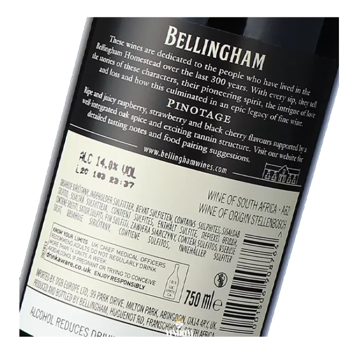 Bellingham Homestead Series Chardonnay  Bellingham Homestead Series Chardonnay laat zien hoe rijp Zuid-Afrikaans fruit en koele maritieme invloed elkaar kunnen versterken. Deze 100% Chardonnay uit Stellenbosch combineert citrus, ananas en gele perzik met oranjebloesem, fijne specerijen en een subtiele toets van Frans eiken. De stijl is vol en zacht, maar blijft opvallend fris.  De druiven groeien op granietrijke hellingen rond Stellenbosch, op meer dan 200 meter hoogte. Koele zuidwestelijke wind vanaf False Bay vertraagt hier de rijping. In de kelder combineert Bellingham Wines roestvrij staal met oudere Franse eiken vaten. Negen maanden rijping op de fijne lie geeft de wijn vervolgens extra textuur, diepte en lengte.  Kleur, geur en smaak  Bellingham Homestead Chardonnay heeft een heldere, licht citroengele kleur met een delicate groene glans.  De geur opent met verse sinaasappel, limoen en citroengras. Daarna volgen oranjebloesem, jasmijn en een subtiele kruidigheid van nootmuskaat.  In de mond komen rijpe ananas en gele perzik samen met frisse tonen van sinaasappel en citroen. De textuur is rond en soepel, terwijl levendige zuren de wijn strak houden.  De afdronk is lang en verfijnd, met citrus, zachte specerijen en een lichte minerale toets.  Chardonnay uit Stellenbosch  De wijngaarden liggen langs de kustzijde van Stellenbosch, op hoogtes van meer dan 200 meter. De bodems bestaan hier voornamelijk uit verweerd graniet.  Die ligging is belangrijk. Vanaf False Bay stroomt koele lucht landinwaarts, waardoor de druiven langzamer rijpen dan in warmere delen van de West-Kaap.  Zo ontwikkelt de Chardonnay voldoende rijp fruit zonder zijn natuurlijke frisheid te verliezen. Juist die combinatie van zon, hoogte en maritieme verkoeling bepaalt het karakter van de wijn.  Twee manieren van vergisten  Na de handmatige oogst perst Bellingham de druiven als hele trossen. Het sap krijgt daarna drie dagen de tijd om bij lage temperatuur te bezinken.  Vervolgens splitst het wijnhuis de most in twee delen. De helft vergist koel op roestvrij staal. Dit deel bewaart vooral de frisse citrus- en fruittonen.  De andere helft vergist in gebruikte Franse eikenhouten vaten van 300 liter. Daar vindt ook de malolactische gisting plaats, die de wijn extra rondheid en textuur geeft.  Pas door beide componenten samen te brengen ontstaat de kenmerkende balans tussen fris fruit, zachte romigheid en subtiel hout.  Negen maanden op de fijne lie  Na de vergisting rijpt de Chardonnay negen maanden op de fijne lie. Tijdens deze periode past Bellingham regelmatig bâtonnage toe.  Het oproeren van de gistcellen geeft de wijn meer volume en een zachter mondgevoel. Tegelijkertijd blijft de houtinvloed bewust ingetogen.  Homestead Chardonnay draait daardoor niet om zware boter- of vanilletonen. Het eikenhout ondersteunt vooral de structuur, terwijl citrus, steenfruit en frisheid de hoofdrol houden.  De Homestead Series van Bellingham  De Homestead Series verwijst naar het historische landhuis van Bellingham in de Franschhoek Valley. Hier woonden Bernard en Fredagh Podlashuk, die vanaf de jaren veertig een belangrijke rol speelden in de moderne ontwikkeling van het wijnhuis.  In dit huis ontstonden verschillende ideeën die later bepalend werden voor Bellingham. De Homestead Series grijpt terug op die geschiedenis, maar kijkt tegelijk naar individuele druivenrassen en hun beste herkomst.  Voor deze Chardonnay ligt die herkomst in Stellenbosch. Daarmee verbindt de wijn het historische Bellingham-verhaal met een duidelijke expressie van druif en terroir.  Wat eet je bij Bellingham Homestead Chardonnay?  De combinatie van frisse zuren, rijp fruit en een zachte textuur maakt deze Chardonnay bijzonder geschikt voor gerechten met wat romigheid.  Denk aan kip of varkensvlees met een romige saus, pasta met een zachte roomsaus of een milde curry. Ook een Caesar salad met koriander en sesam-dukkah sluit mooi aan bij de kruidige en frisse kant van de wijn.  Wie meer Zuid-Afrikaanse Chardonnay wil ontdekken, kan ook kijken naar Alvi’s Drift Reserve Chardonnay of Benguela Cove Estate Chardonnay.