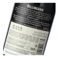 Bellingham Homestead Series Chardonnay  Bellingham Homestead Series Chardonnay laat zien hoe rijp Zuid-Afrikaans fruit en koele maritieme invloed elkaar kunnen versterken. Deze 100% Chardonnay uit Stellenbosch combineert citrus, ananas en gele perzik met oranjebloesem, fijne specerijen en een subtiele toets van Frans eiken. De stijl is vol en zacht, maar blijft opvallend fris.  De druiven groeien op granietrijke hellingen rond Stellenbosch, op meer dan 200 meter hoogte. Koele zuidwestelijke wind vanaf False Bay vertraagt hier de rijping. In de kelder combineert Bellingham Wines roestvrij staal met oudere Franse eiken vaten. Negen maanden rijping op de fijne lie geeft de wijn vervolgens extra textuur, diepte en lengte.  Kleur, geur en smaak  Bellingham Homestead Chardonnay heeft een heldere, licht citroengele kleur met een delicate groene glans.  De geur opent met verse sinaasappel, limoen en citroengras. Daarna volgen oranjebloesem, jasmijn en een subtiele kruidigheid van nootmuskaat.  In de mond komen rijpe ananas en gele perzik samen met frisse tonen van sinaasappel en citroen. De textuur is rond en soepel, terwijl levendige zuren de wijn strak houden.  De afdronk is lang en verfijnd, met citrus, zachte specerijen en een lichte minerale toets.  Chardonnay uit Stellenbosch  De wijngaarden liggen langs de kustzijde van Stellenbosch, op hoogtes van meer dan 200 meter. De bodems bestaan hier voornamelijk uit verweerd graniet.  Die ligging is belangrijk. Vanaf False Bay stroomt koele lucht landinwaarts, waardoor de druiven langzamer rijpen dan in warmere delen van de West-Kaap.  Zo ontwikkelt de Chardonnay voldoende rijp fruit zonder zijn natuurlijke frisheid te verliezen. Juist die combinatie van zon, hoogte en maritieme verkoeling bepaalt het karakter van de wijn.  Twee manieren van vergisten  Na de handmatige oogst perst Bellingham de druiven als hele trossen. Het sap krijgt daarna drie dagen de tijd om bij lage temperatuur te bezinken.  Vervolgens splitst het wijnhuis de most in twee delen. De helft vergist koel op roestvrij staal. Dit deel bewaart vooral de frisse citrus- en fruittonen.  De andere helft vergist in gebruikte Franse eikenhouten vaten van 300 liter. Daar vindt ook de malolactische gisting plaats, die de wijn extra rondheid en textuur geeft.  Pas door beide componenten samen te brengen ontstaat de kenmerkende balans tussen fris fruit, zachte romigheid en subtiel hout.  Negen maanden op de fijne lie  Na de vergisting rijpt de Chardonnay negen maanden op de fijne lie. Tijdens deze periode past Bellingham regelmatig bâtonnage toe.  Het oproeren van de gistcellen geeft de wijn meer volume en een zachter mondgevoel. Tegelijkertijd blijft de houtinvloed bewust ingetogen.  Homestead Chardonnay draait daardoor niet om zware boter- of vanilletonen. Het eikenhout ondersteunt vooral de structuur, terwijl citrus, steenfruit en frisheid de hoofdrol houden.  De Homestead Series van Bellingham  De Homestead Series verwijst naar het historische landhuis van Bellingham in de Franschhoek Valley. Hier woonden Bernard en Fredagh Podlashuk, die vanaf de jaren veertig een belangrijke rol speelden in de moderne ontwikkeling van het wijnhuis.  In dit huis ontstonden verschillende ideeën die later bepalend werden voor Bellingham. De Homestead Series grijpt terug op die geschiedenis, maar kijkt tegelijk naar individuele druivenrassen en hun beste herkomst.  Voor deze Chardonnay ligt die herkomst in Stellenbosch. Daarmee verbindt de wijn het historische Bellingham-verhaal met een duidelijke expressie van druif en terroir.  Wat eet je bij Bellingham Homestead Chardonnay?  De combinatie van frisse zuren, rijp fruit en een zachte textuur maakt deze Chardonnay bijzonder geschikt voor gerechten met wat romigheid.  Denk aan kip of varkensvlees met een romige saus, pasta met een zachte roomsaus of een milde curry. Ook een Caesar salad met koriander en sesam-dukkah sluit mooi aan bij de kruidige en frisse kant van de wijn.  Wie meer Zuid-Afrikaanse Chardonnay wil ontdekken, kan ook kijken naar Alvi’s Drift Reserve Chardonnay of Benguela Cove Estate Chardonnay.