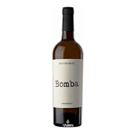 Bodegas Alceño, Bomba, Seleccion Especial, Chardonnay De Bodegas Alceño Bomba Seleccion Especial Chardonnay is gemaakt in het zuidelijke Spanje. verleidelijke geuren van rijpe citrus, gele vruchten en daarnaast een hint van eikenhout en vanille. In de mond rijp en zacht met een aangename frisheid en ook een heerlijke fruitigheid. Bomba Chardonnay komt uit de zuidelijke streek Jumilla waar de druiven veel zon krijgen en mooi kunnen rijpen. Na vergisting volgen enkele maanden rijping op eikenhouten vaten. Daardoor wint deze Chardonnay aan concentratie en krijgt ze een rijper en zachter karakter. Op de zon overgoten wijngaarden in de wijnstreek Jumilla gedijt deze Spaanse druif fantastisch. Na de oogst en een strenge handmatige selectie vergisten de druiven op RVS en daarna volgt ook nog een korte houtrijping. Deze houtrijping geeft deze Bomba nog meer body. Bodegas Alceño Bodegas Alceño is sinds 1870 een heus familiebedrijf. Hun wijngaarden liggen in het midden van de wijnstreek Jumilla, Zuid Spanje. Het is het oudste wijnhuis in de regio. Zowel in de wijngaard als ook in de kelder staan respect voor natuur en ecologisch werken zeer hoog in het vaandel. Ook staat Bodegas Alceño bekend als voorloper in het gebruik van moderne technieken. Super bij de borrel, bij Tapas, samen met gebakken of gegrilde witte vis, maar ook bij wit vlees een uitstekende keuze. Drink deze Bodegas Alceño Bomba Chardonnay Seleccion Especial niet te koud! Probeer ook eens de rode Bomba Tempranillo! Producent: Bodegas Alceño Druivenras: Chardonnay Regio / Streek: Jumilla Land: Spanje Oogst: 2020 Sluiting: Kurk Serveertemperatuur: 11° – 12°C Alcoholpercentage: 12% Inhoud: 0,75